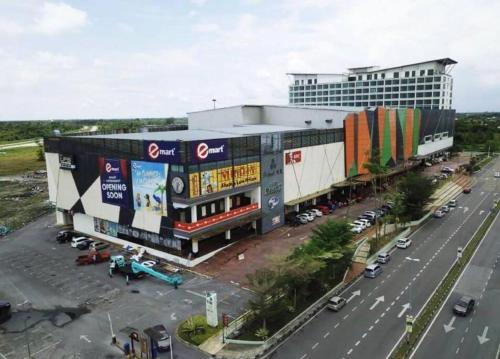 a large building with a parking lot and a street at SUMMER SUITES APARTMENT CASETTA HOMESTAY 1 at Kota Samaraham Kuching in Kota Samarahan