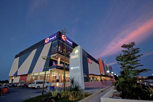 a large building in a parking lot at night at SUMMER SUITES APARTMENT CASETTA HOMESTAY 1 at Kota Samaraham Kuching in Kota Samarahan