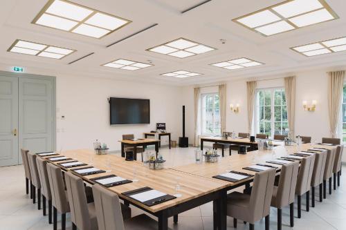 a large conference room with a large table and chairs at Romantik Hotel Zehntkeller in Iphofen