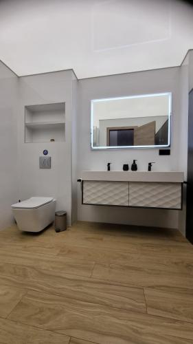 a bathroom with a tub and a sink and a mirror at Habitación céntrica de Lujo Gv 6 in Valencia