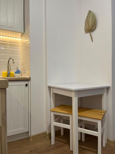 a white table in a kitchen with a sink at Apartament Rubinowy in Toruń