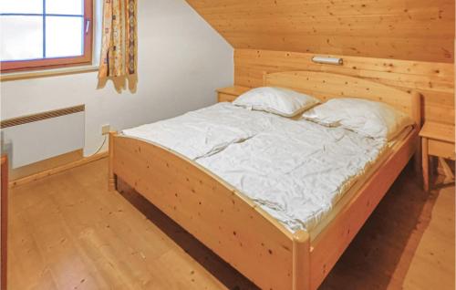 エーベンゼーにあるStunning Home In Ebensee With 4 Bedrooms, Sauna And Internetのベッドルーム1室(木製ベッド1台付)