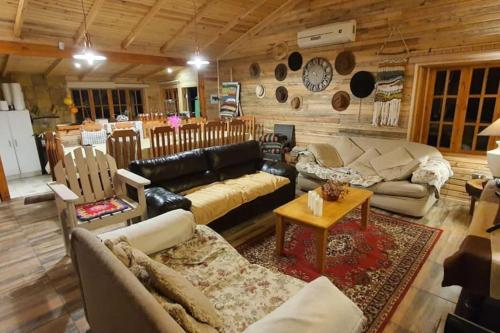 a large living room with couches and a table at Casa familiar yumbel con opcion a tinaja in Yumbel