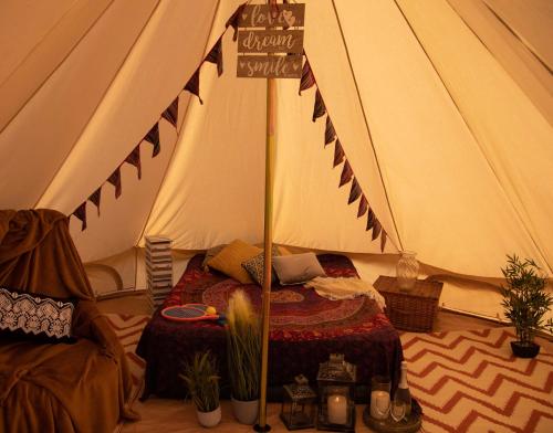 una tienda con una cama y un letrero en la calle en Hunstanton Glamping, en Heacham