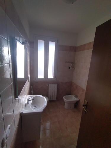 uma casa de banho com um lavatório e um WC em Casa puntone em Puntone di Scarlino