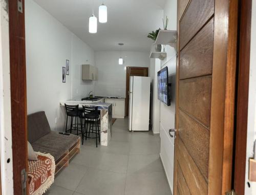a living room with a couch and a kitchen at Casa Itajuba, Barra Velha, 20km do Beto Carrero in Barra Velha