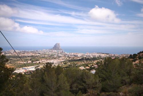 una vista de la montaña del azúcar desde la ciudad de Ciudad del Cabo en Villa Alicia - PlusHolidays, en Calpe