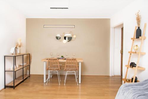 une salle à manger avec une table et deux chaises dans l'établissement Appartement rénové - Terrasse - Parking - BM, à Nice