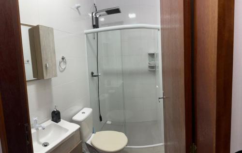 a bathroom with a shower and a toilet and a sink at Casa Itajuba, Barra Velha, 20km do Beto Carrero in Barra Velha