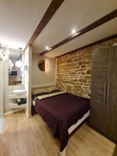 Giường trong phòng chung tại Rooms & Studio Apartments Šibenik