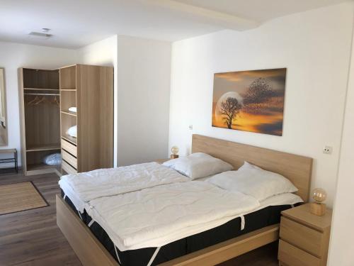 Fewo Rhein-Lahn Penthouse OG3-1 في لانشتاين: غرفة نوم بسرير كبير في غرفة
