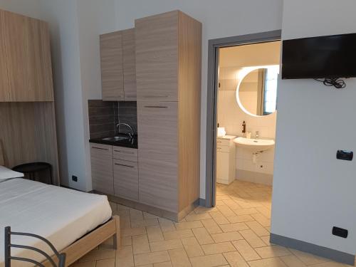 1 dormitorio con cama, lavabo y espejo en Residence Borromeo en Cesano Maderno