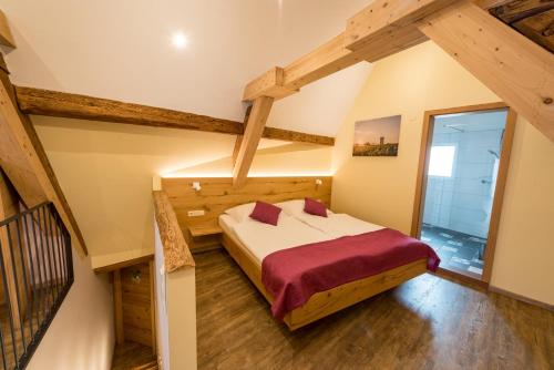 尼爾施坦的住宿－Gästehaus Julianenhof，一间卧室设有一张床和一个楼梯