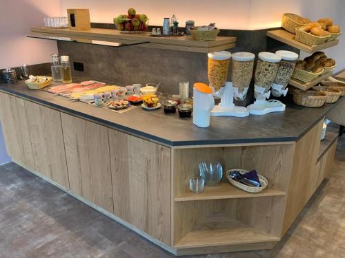 a buffet with food on a counter in a restaurant at Weingut & Gästehaus Julianenhof in Nierstein
