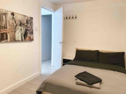 a bedroom with a bed and a painting on the wall at New City Centre Apartment in Nottingham in Nottingham