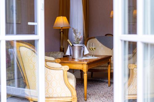 a room with a table with wine glasses and chairs at Romantik Hotel Zehntkeller in Iphofen
