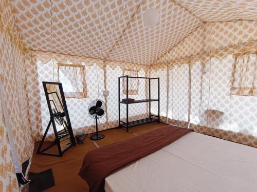 een slaapkamer met een bed in een tent bij Rann Heritage Resort in Dhordo
