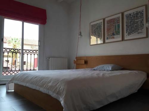 - une chambre avec un lit et une grande fenêtre dans l'établissement Beautiful & Bright Apartment Near Ramblas, à Barcelone
