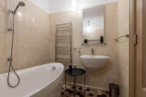 Koupelna v ubytování Beautiful 1bd Old Town Apartment