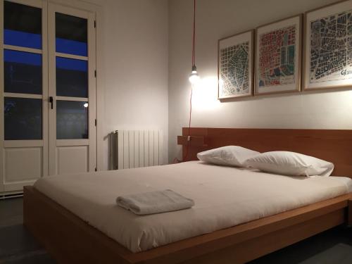 - une chambre avec un lit et 2 serviettes dans l'établissement Beautiful & Bright Apartment Near Ramblas, à Barcelone