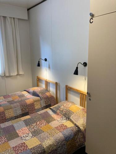 Postel nebo postele na pokoji v ubytování Budget apartment in Kotka # 1