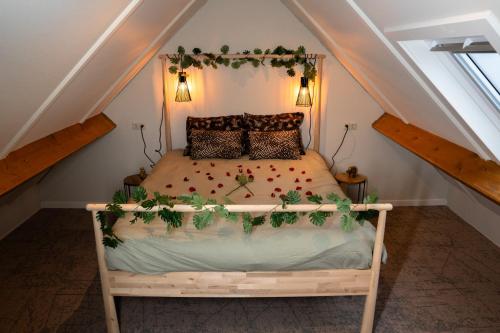 a bedroom with a bed in a attic at Boldiek - Genieten van rust en ruimte in de Achterhoek in Halle