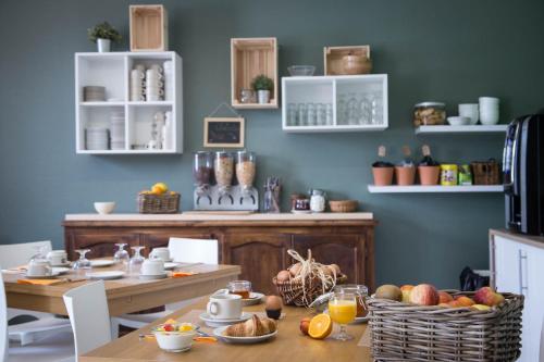 une salle à manger avec une table avec des fruits dessus dans l'établissement Domaine de Garabaud, à Mazères