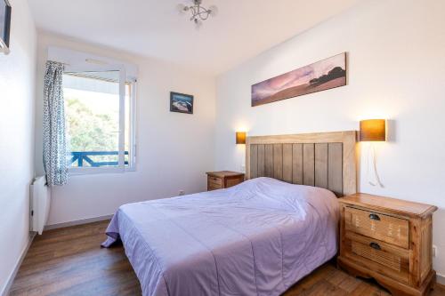 a bedroom with a bed and a window at Cap-ferret Phare Réf 130 in Lège-Cap-Ferret