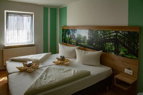 um quarto com uma cama com dois bichos de peluche em Hotel Zum Stern Spreewald em Werben