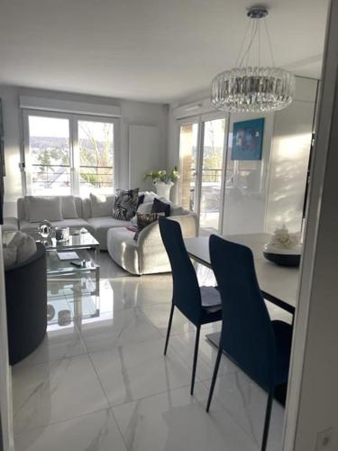 Photo de la galerie de l'établissement T4 Chaleureux et moderne, à Saint-Leu-la-Forêt