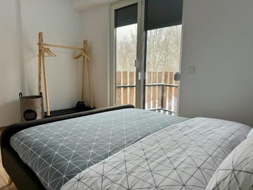 Un dormitorio con una cama grande y una ventana en DD Apartments - Mavrovo en Mavrovo
