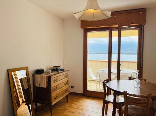 une salle à manger avec une table et une vue sur l'océan dans l'établissement Appartement Résidence Santa Giulia Calvi, à Calvi