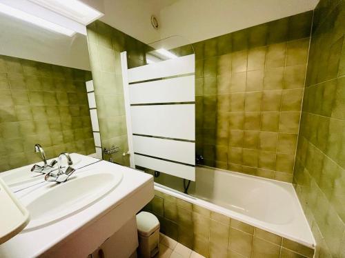 une salle de bain avec un lavabo et une baignoire dans l'établissement Appartement Résidence Santa Giulia Calvi, à Calvi