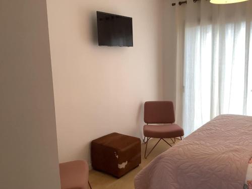 Una televisión o centro de entretenimiento en La Calanca - Appartement d'hôtes Centre ville de Sète parking gratuit