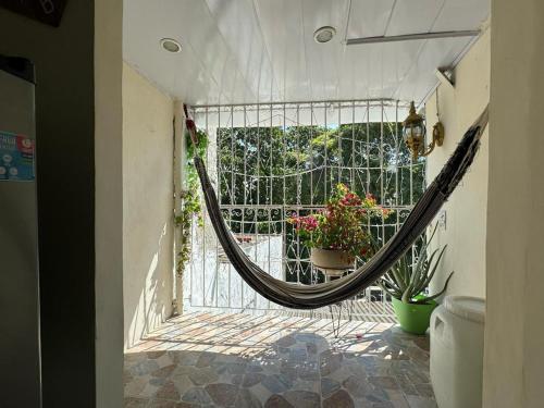een hangmat in de gang van een huis bij Hospedaje Dino in Cartagena