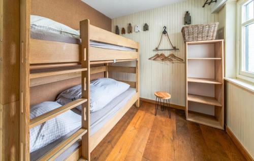 比林根的住宿－Marianne，双层床间 - 带两张双层床和一张桌子