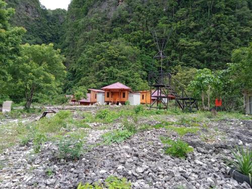 Kasijala的住宿－Rammang-Rammang Cottage，一群岩石地的小房子