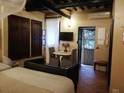 Habitación de hotel con cama, mesa y escritorio. en Apartments Campo de Fiori en Roma