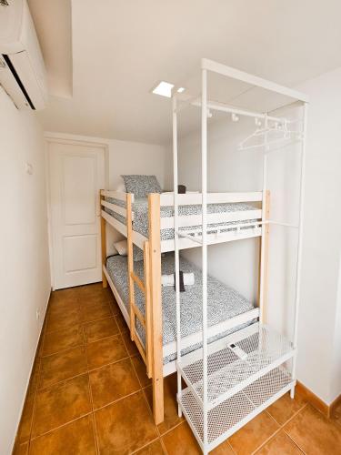 Katil dua tingkat atau katil-katil dua tingkat dalam bilik di Refugio en el Mar