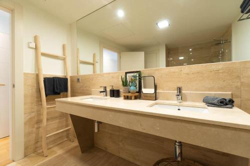 La salle de bains est pourvue d'un grand lavabo et d'un grand miroir. dans l'établissement Mascarat Beach Apartment de Lux, EN52B, à Altea la Vieja