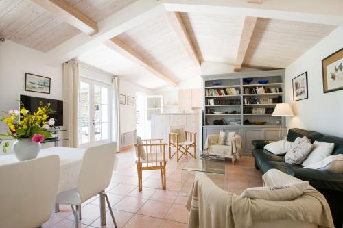 un salon avec un canapé et une table dans l'établissement LATITUDE46 maison de charme à Sainte Marie de Ré, à La Noue