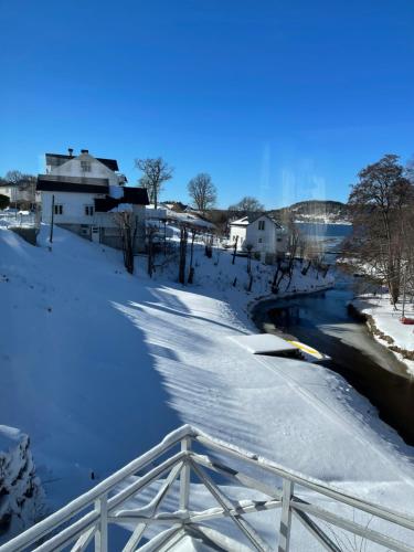un pont sur une rivière recouverte de neige dans l'établissement Forest house, à Ljungskile