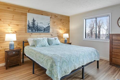 מיטה או מיטות בחדר ב-Ski View Mountain Resort - 1102 Ski View Dr #108