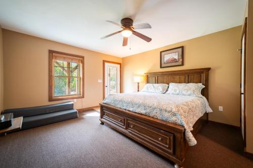 Schlafzimmer mit einem Bett und einem Deckenventilator in der Unterkunft Lookout Mountain Chalet in Wilmington