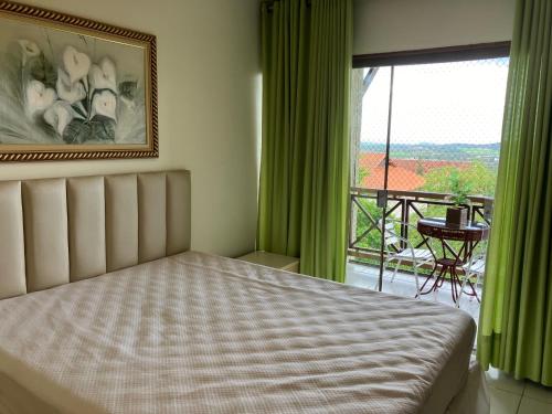 1 dormitorio con cama y vistas a un balcón en Flat - Fazenda Monte Castelo Gravatá 4B Mod2, en Sairé
