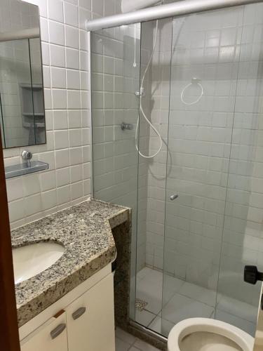 y baño con ducha, lavabo y aseo. en Flat - Fazenda Monte Castelo Gravatá 4B Mod2 en Sairé