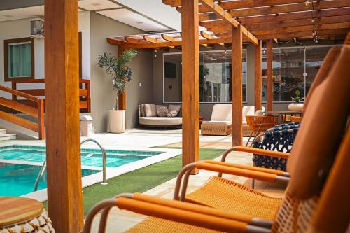 un soggiorno con piscina e una casa di Atalaia VIP Praia Hotel a Salinópolis