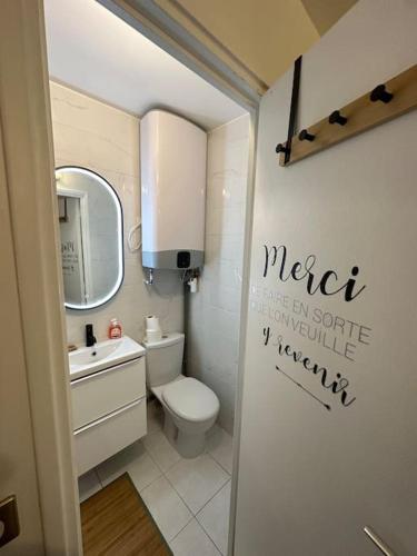 une petite salle de bain avec toilettes et lavabo dans l'établissement Studio purple proche Paris, à Chennevières-sur-Marne