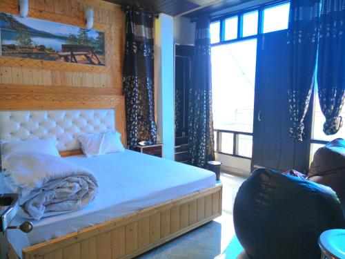 Postel nebo postele na pokoji v ubytování Waterfall homestay mashobra