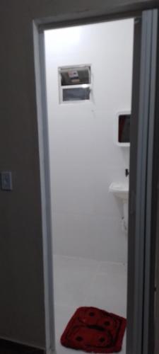 um frigorífico branco com uma gaveta num quarto em Lugar de paz em Marataízes
